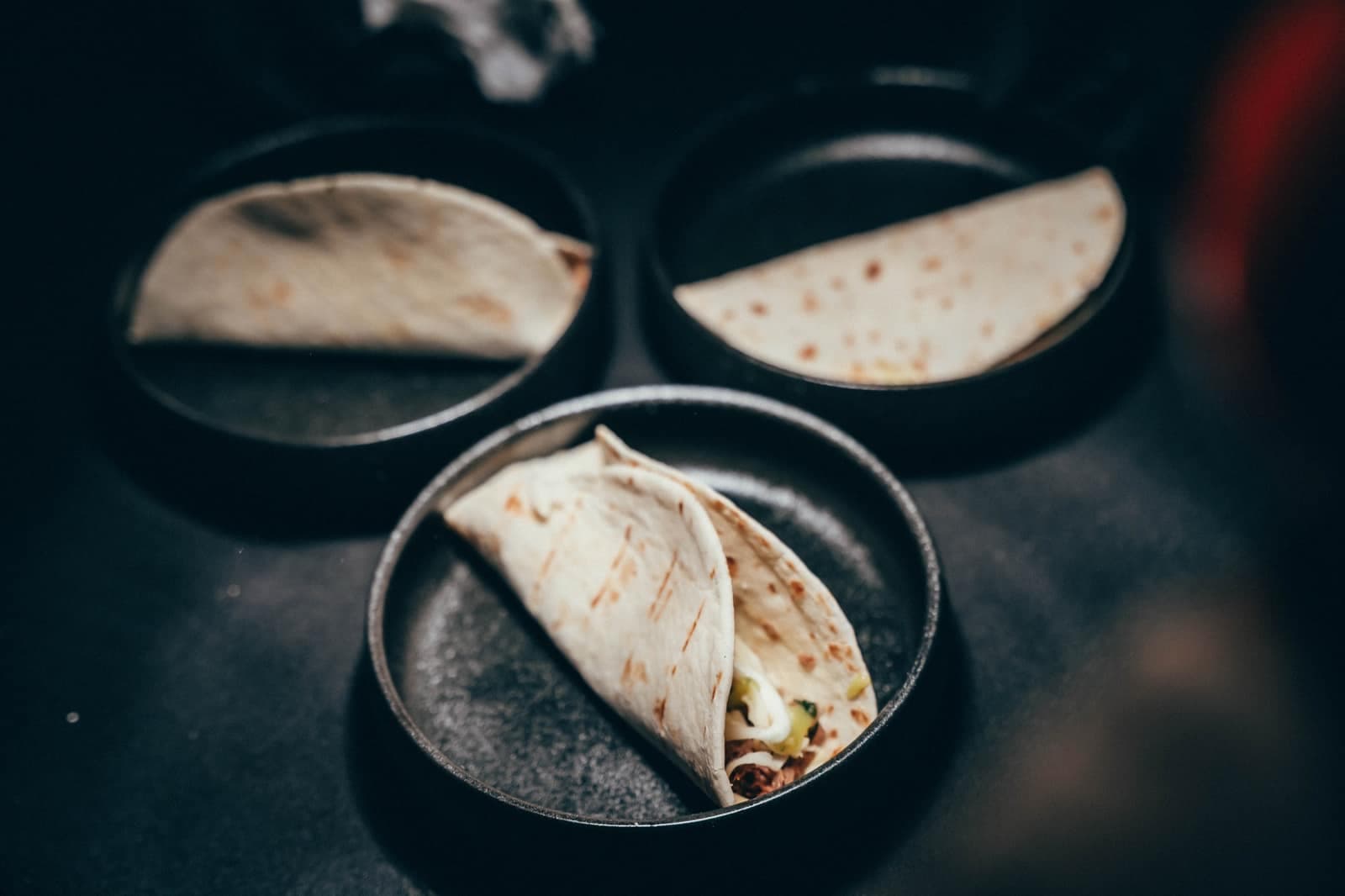 Wraps auf dunklem Untergrund