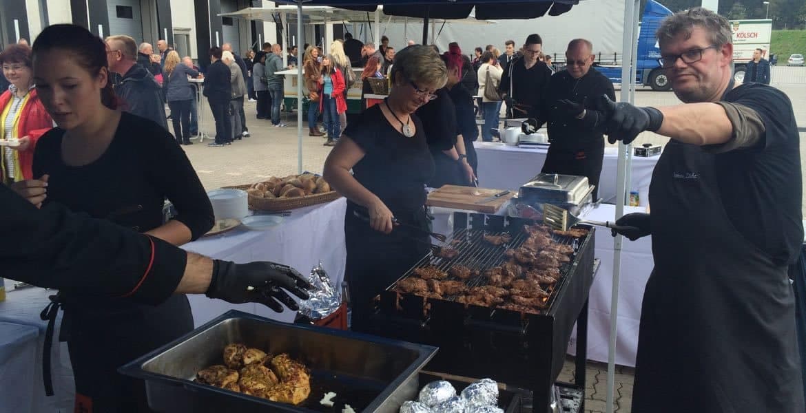 Ausgabe im Freien beim Betriebsfest