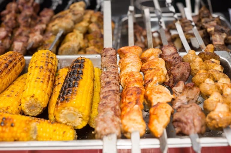 Spieße und Maiskolben vom Rost