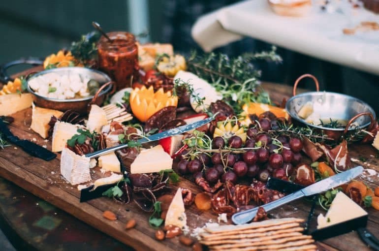Käse und Antipasti zum Teilen