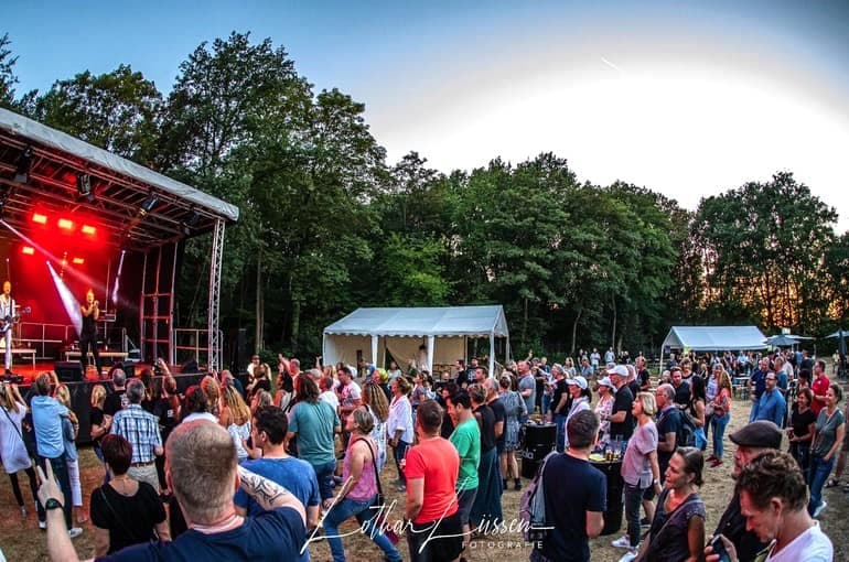 Der Saal in Reihenbestuhlung