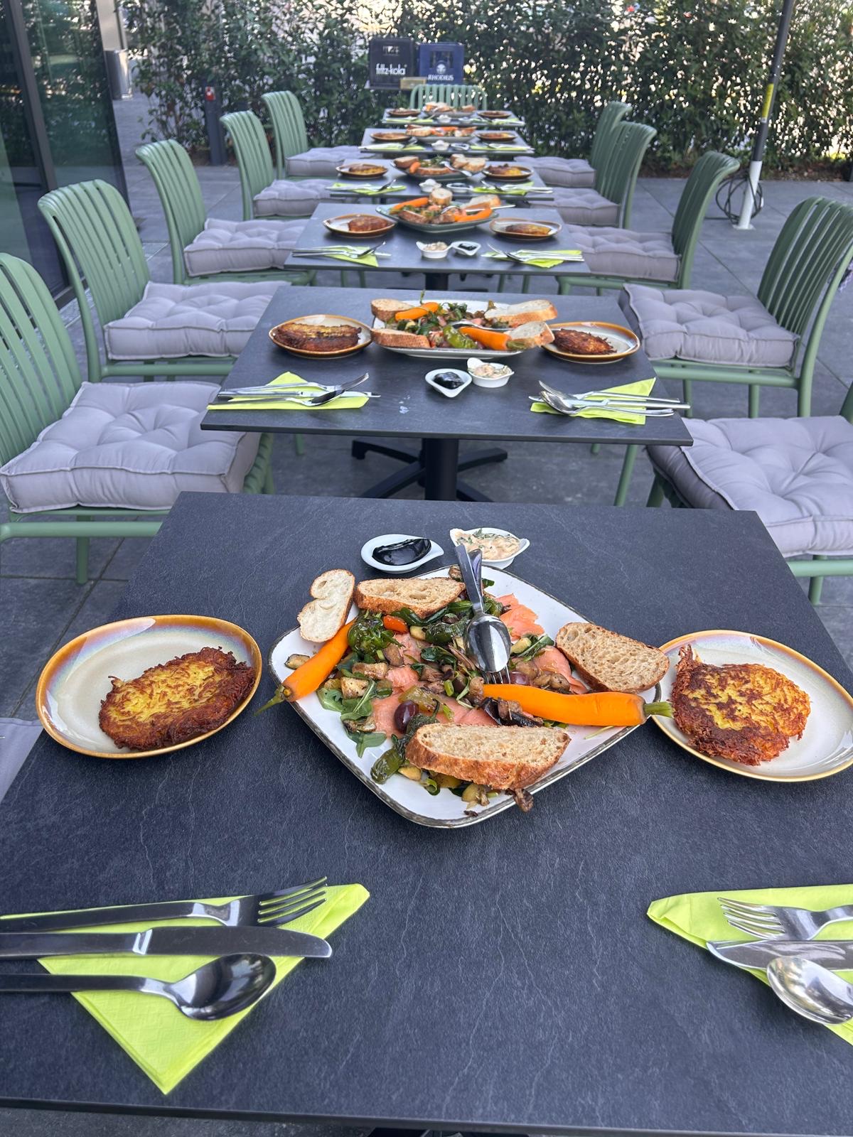 Eine lange Tafel, kurz bevor es losgeht — der Teil des Abends, den ich am liebsten mag.